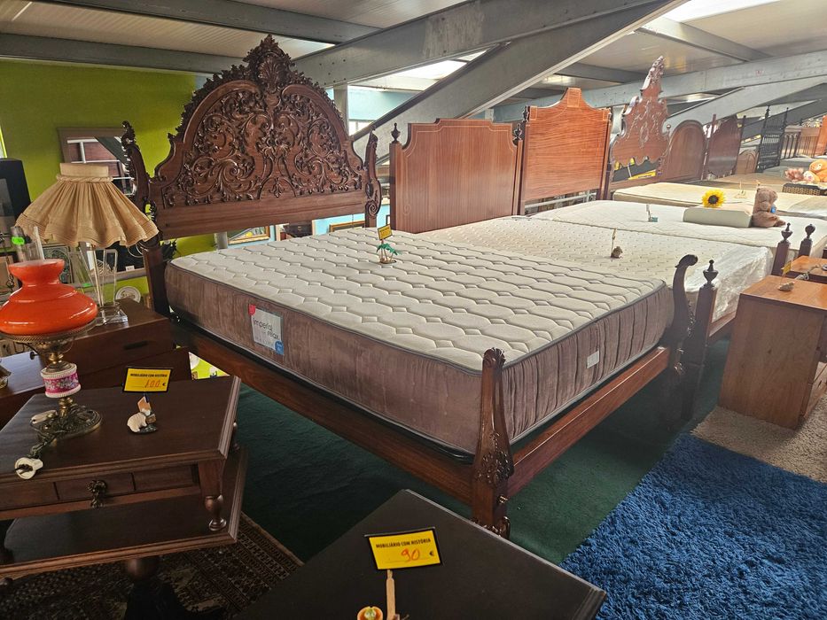 Cama antiga em madeira com estrado e colchão - óptimo estado geral