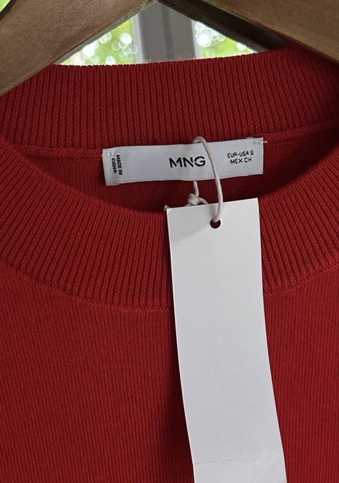 Czerwony sweter mango