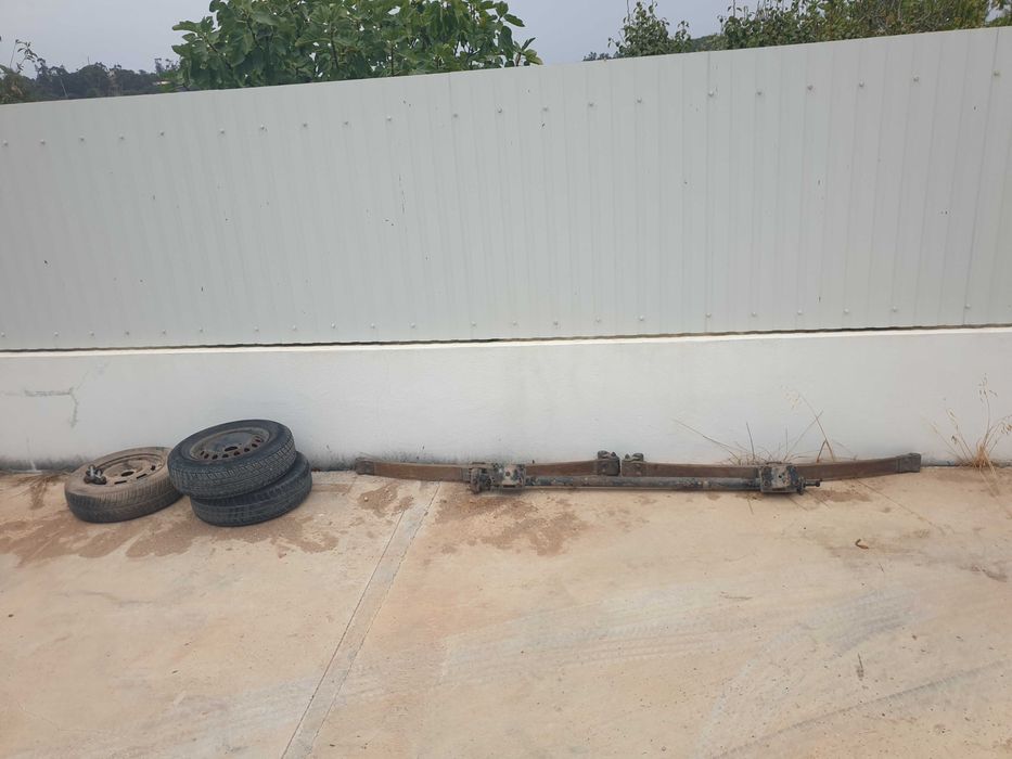 Venda de eixo de reboque com molas em fibra de carbono, falta de rolamentos,  com três jantes 13.