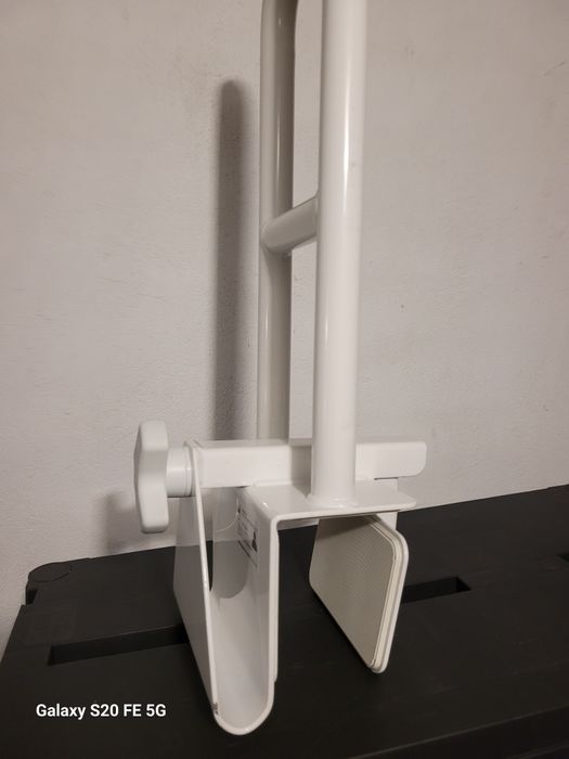 Uchwyt do wanny dla osoby niepełnosprawnej.