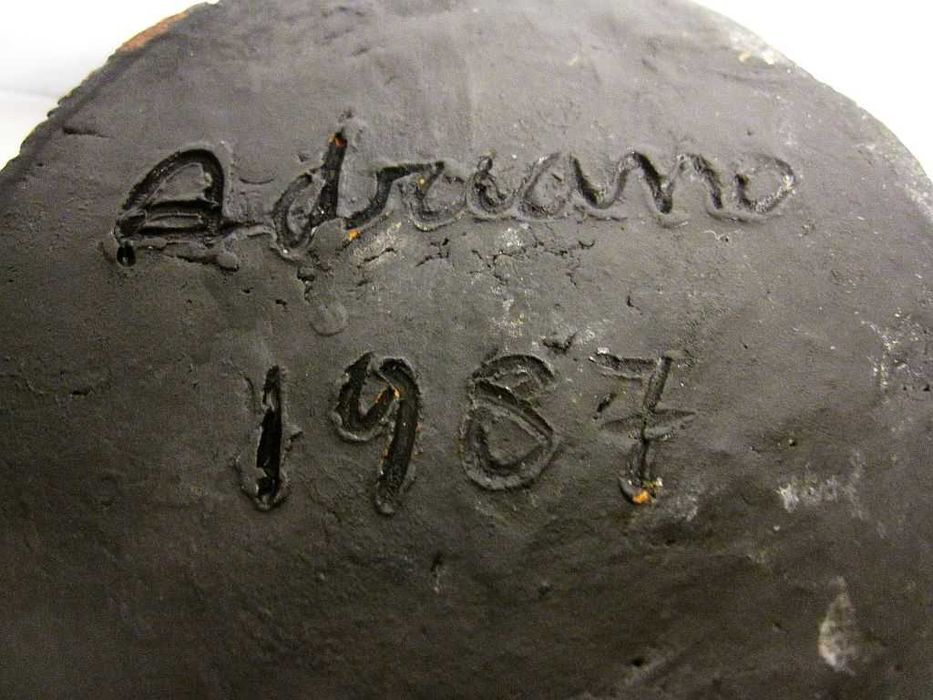 escultura em cerâmica assinada ADRIANO e datada 1987