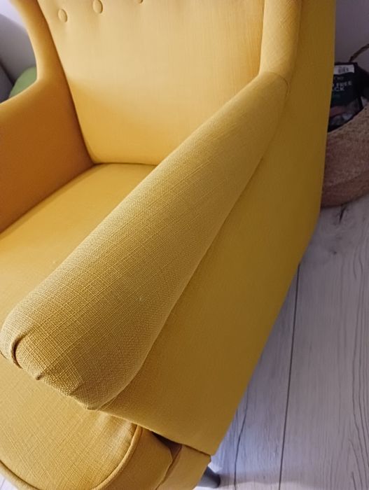 Żółty fotel, uszak z Ikei