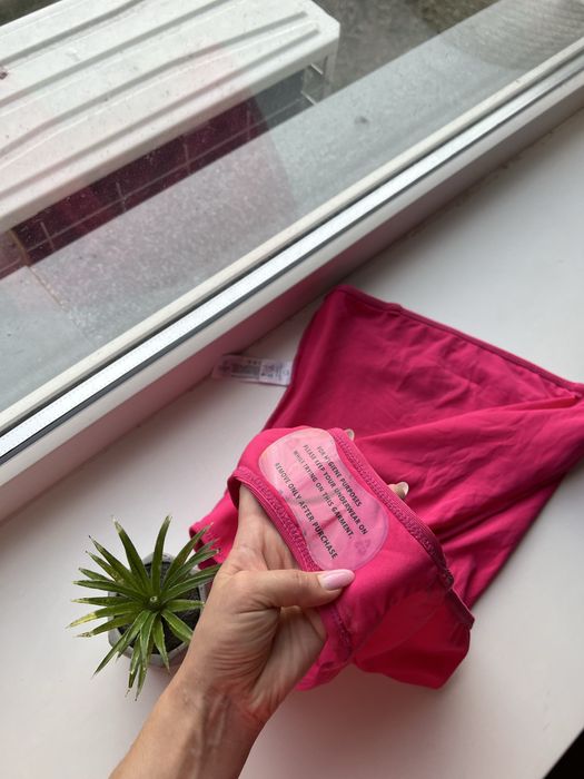 Новий суцільний яскравий купальник спільний злитний