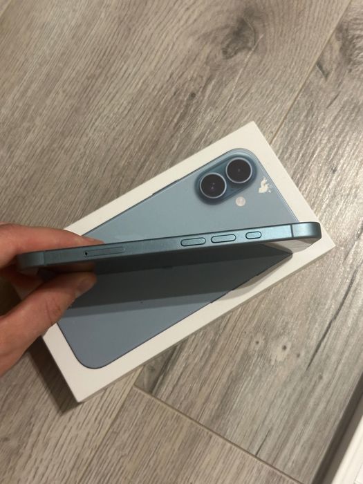 iPhone 16 turkusowy