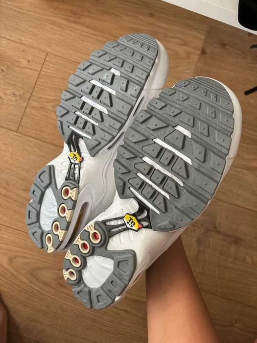 Pasuje bardzo dobrze do ubrań. Rozmiar.37.5