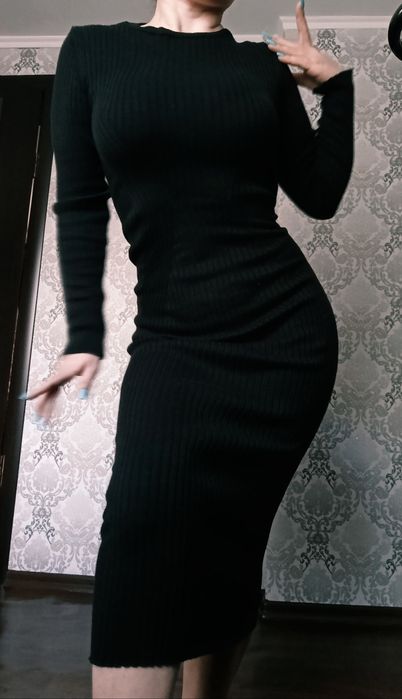 Женское чёрное платье "миди"