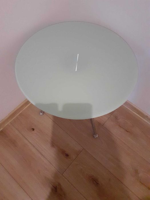 stolik ze szklanym blatem