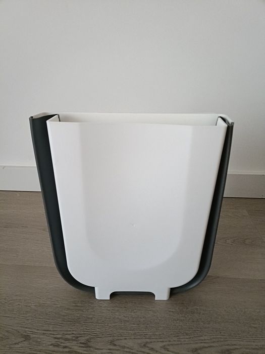 Balde do lixo extensível branco e cinza