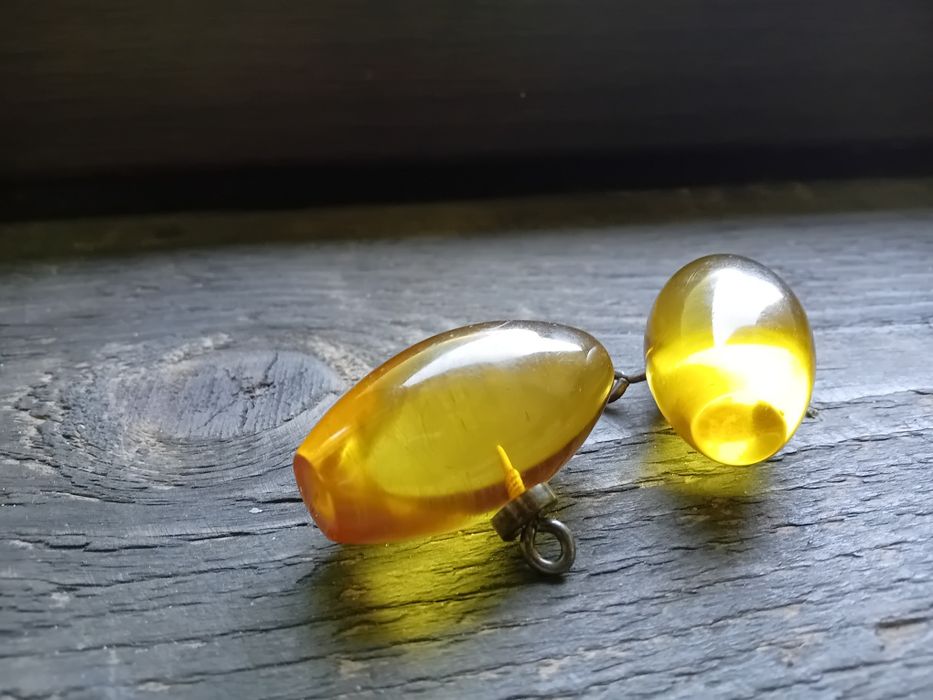 Guziki, ozdoby bursztynowe 2szt.