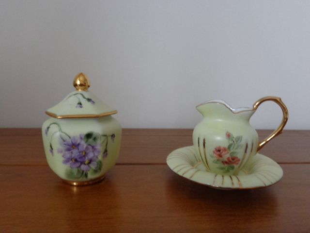 Jarro com prato, pintura em porcelana