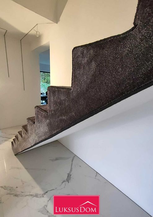 Wykładzina dywanowa na schody – profesjonalny montaż | Piła