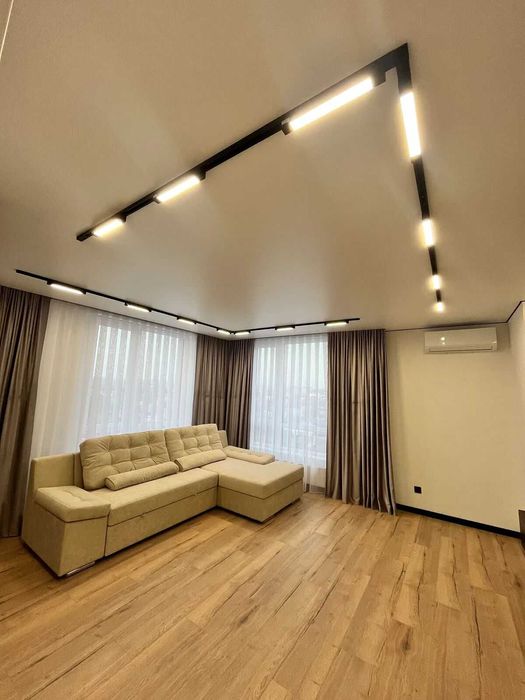 Перша здача! Простора 2-кімнатна квартира біля міського озера