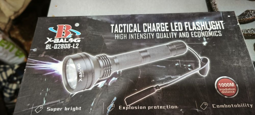 Потужний ліхтарик з кріпленням на рушницю та виносною кнопкою.