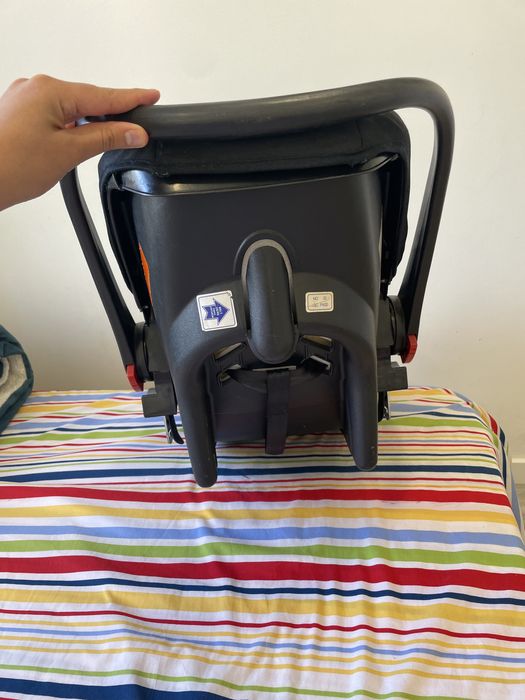 Ovo de bebe concervado para carro