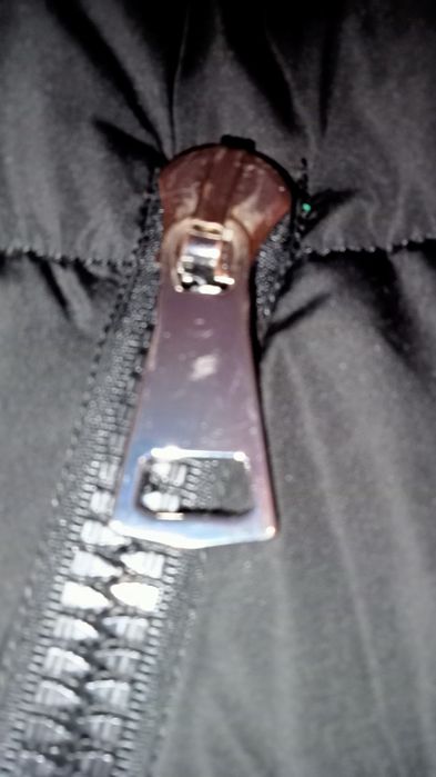 Чорний жіночий пуховик для зими та холодної осені