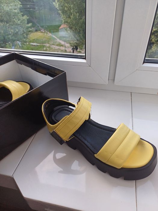 Босоніжки шкіряні.