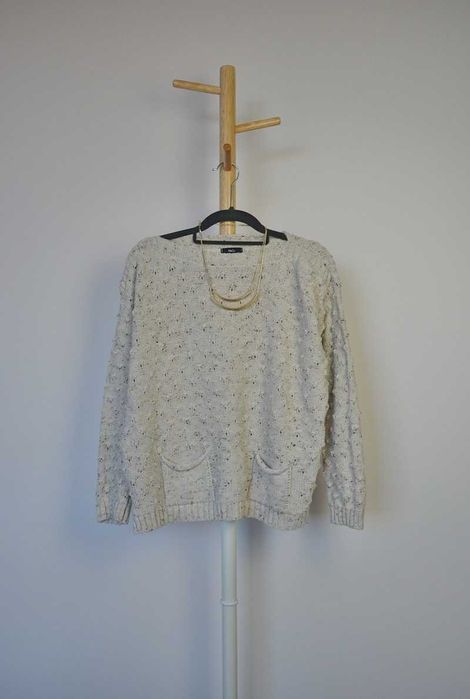 Kremowy damski sweter z kieszeniami M&Co 40 L