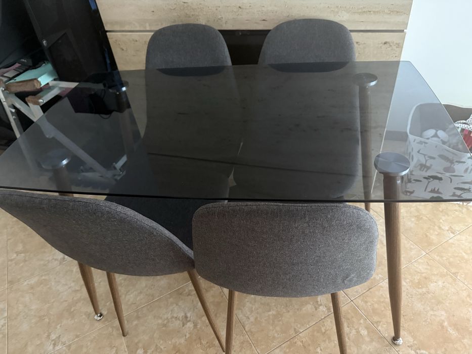 Mesa de vidro com 4 cadeiras