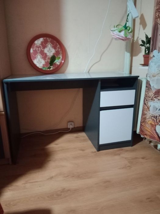 Meble – stół rozkładany z 4 krzesłami, 2 witryny, biurko i lustro