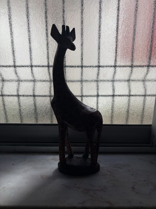 Girafa em madeira, estilo africano