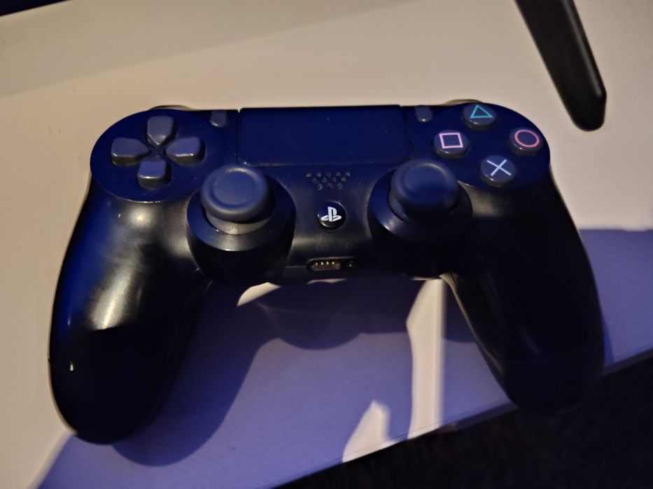 Konsola ps4 + 4 gry