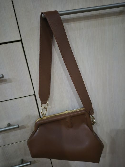 Шикарная кожаная сумка Fendi