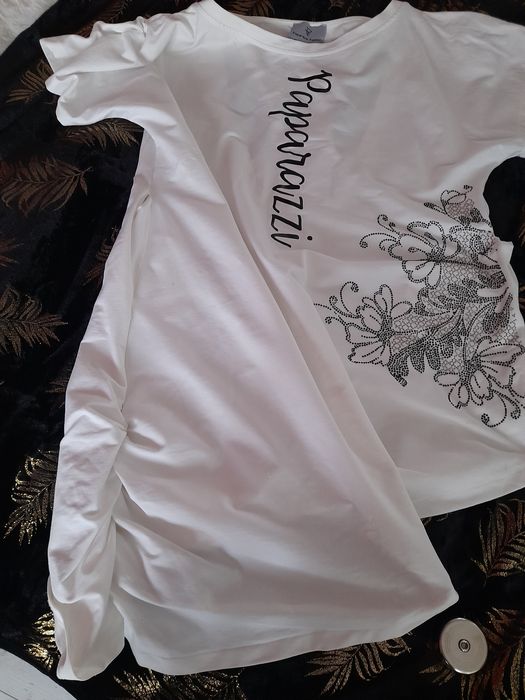 Taniej Sukienka Paparazzi z dłuższym bokiem i mega ozdobami