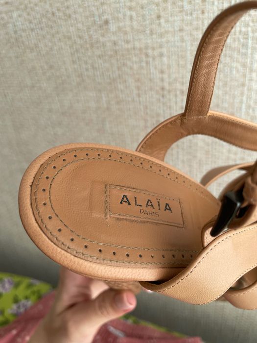 Кожаные бежевые босоножки Alaia