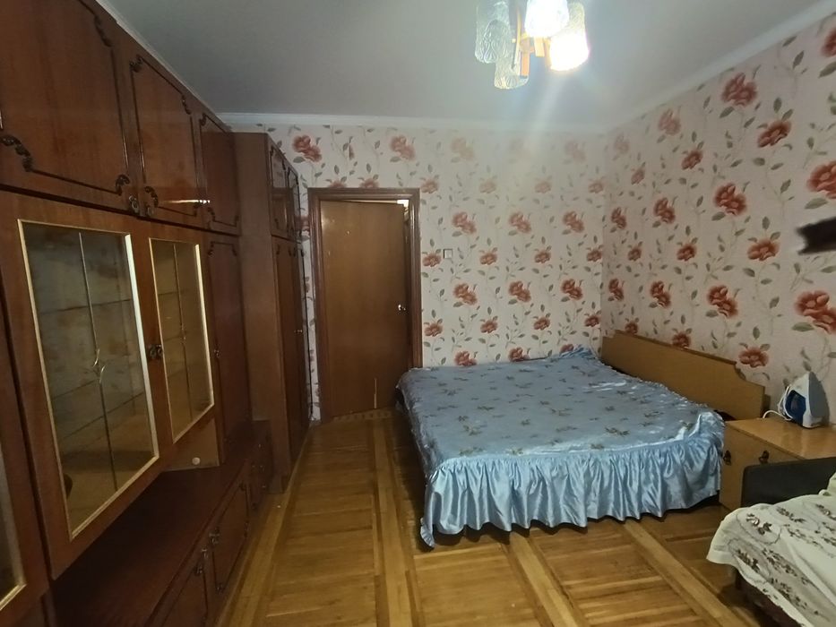 Здається кімната для жінки /чоловіка в трьох кімнатній квартирі.
