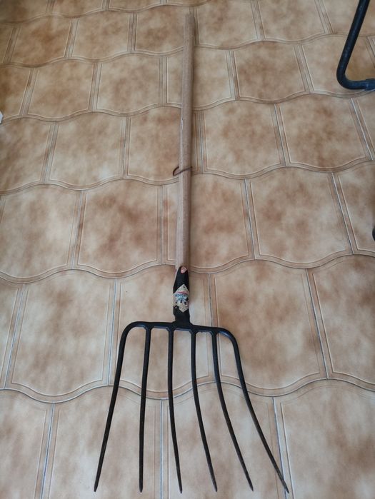 Forquilha nova de 6 dentes,cabo incluído no preço .
Cabo incluído no p