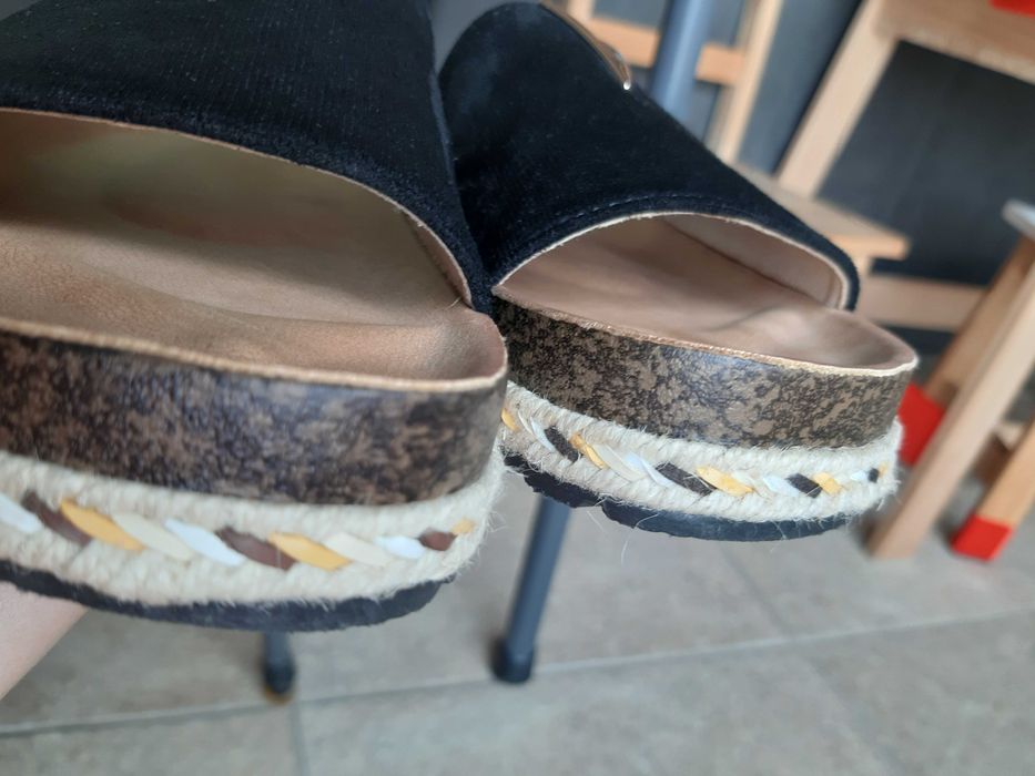 Chinela para senhora com salto nivelado da Pierce