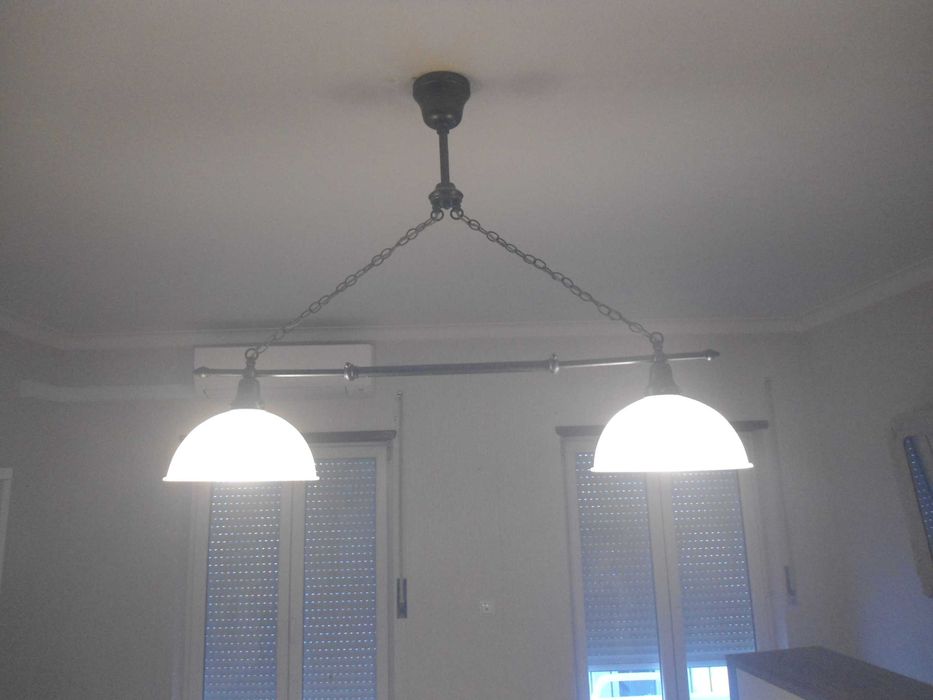 Candeeiro de metal extensível com dois pontos de luz