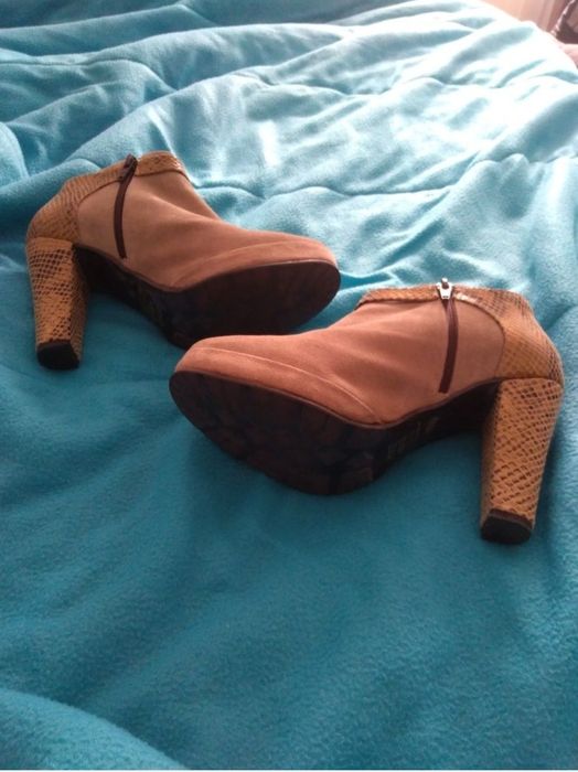 Calçado para senhora nr. 36 usado 1 vez

Botins em pele camel marca Fá
