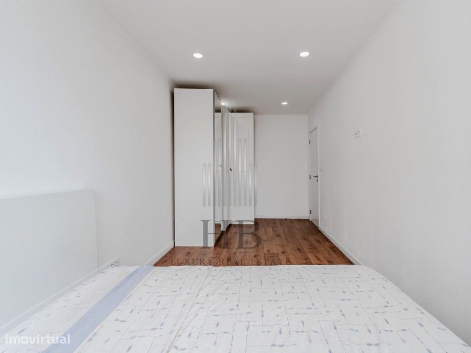 T2 Moderno e Remodelado com Varanda Fechada | Fogueteiro|Seixal