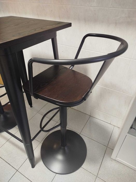 Conjunto mesa de cozinha alta + 2 bancos — Madeira e metal
