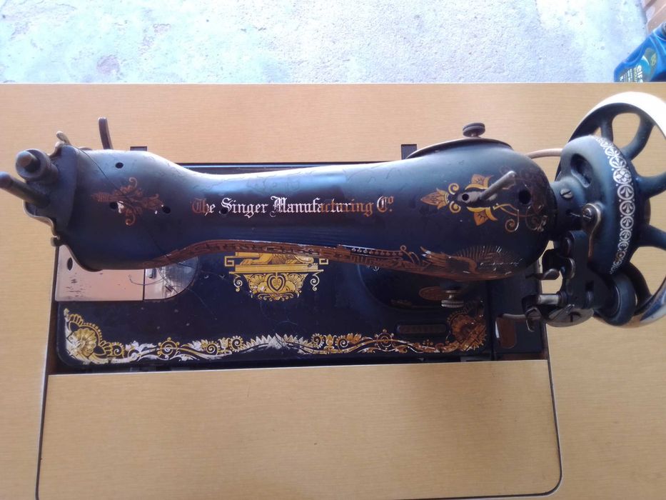 Maquina de costura Singer a funcionar.