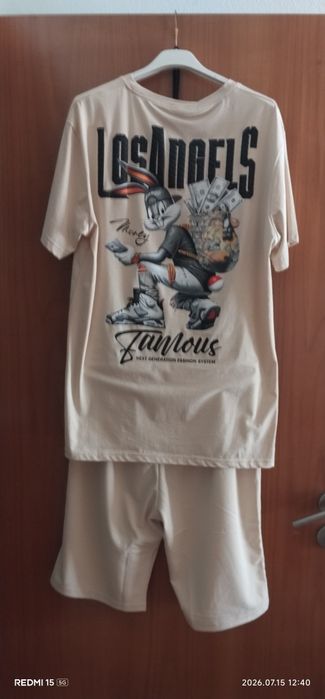 Conjuntos de calções e t-shirt de homem.