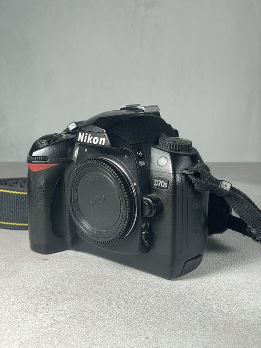 Вживані Nikon D7000 / D70s / F50