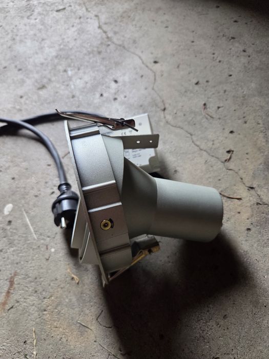Lampa halogenowa ze statecznikiem elektronicznym 70W.
