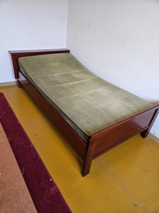 Wygodne łóżko z materacem.