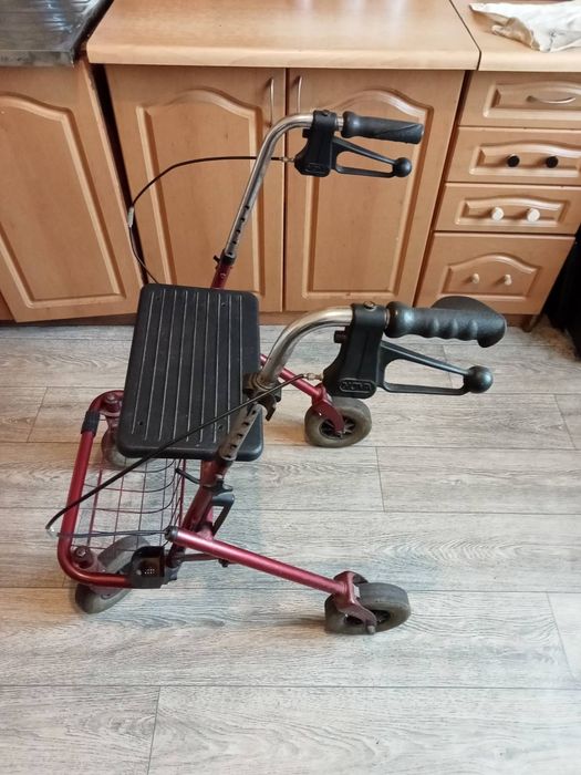 Продам ходунки на колесах