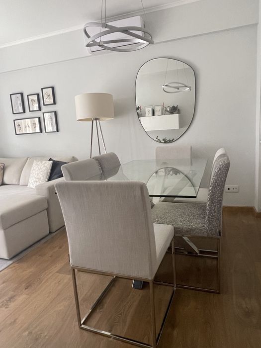 Vendo conjunto mesa e 6 cadeiras