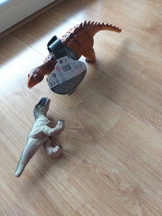 Dwa dinozaury zabawki