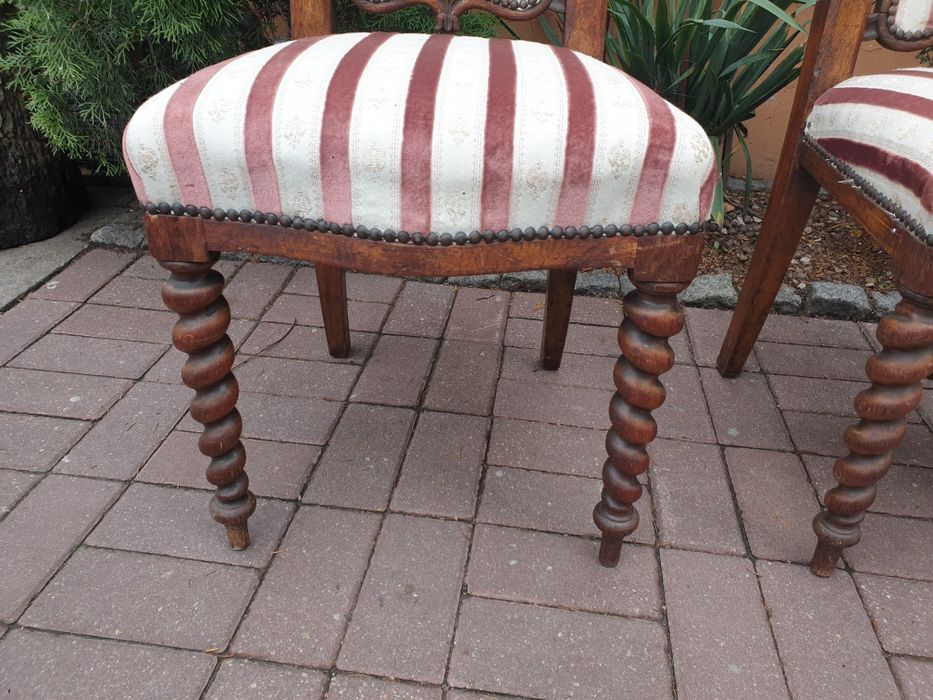 Piękne krzesła w doskonałym stanie mimo lat