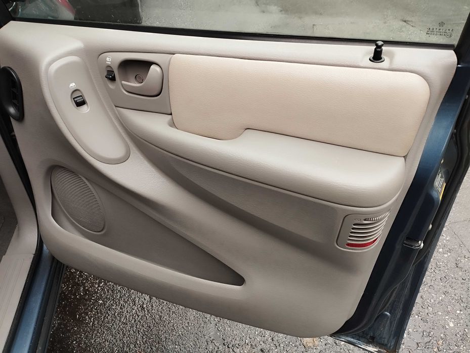 Chrysler Grand Voyager 3.3 v6 AT газ бензин автомат минивео 7 мест