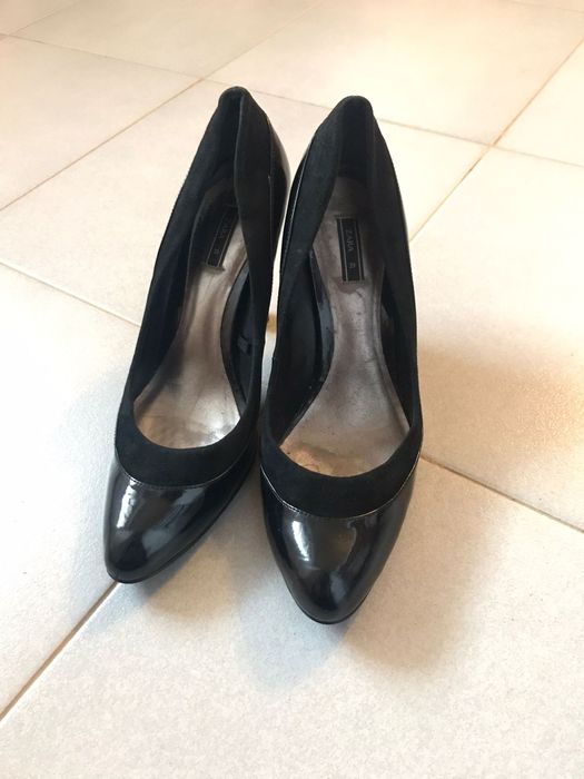 Sapatos em verniz preto