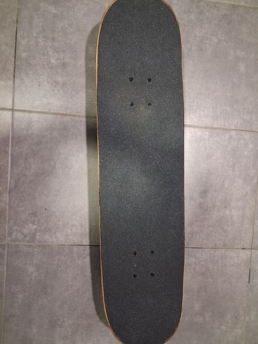 Skate com desenho atras