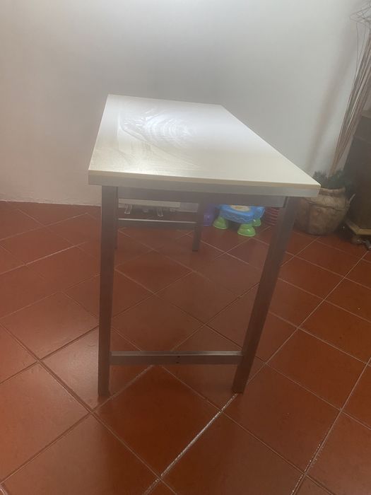 Mesa alta e 4 cadeiras