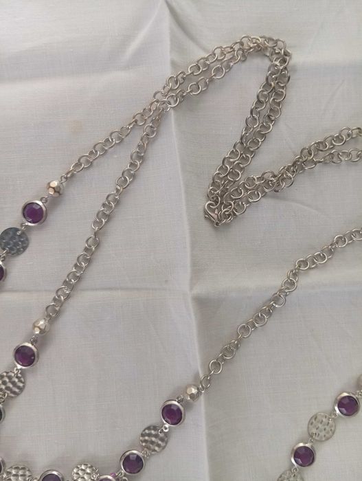 Colar com aros de metal e aplicações em prateado e pedras facetadas