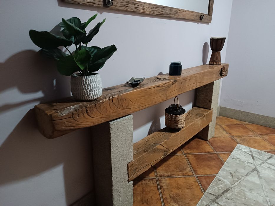 Aparador de madeira e pedra rústico